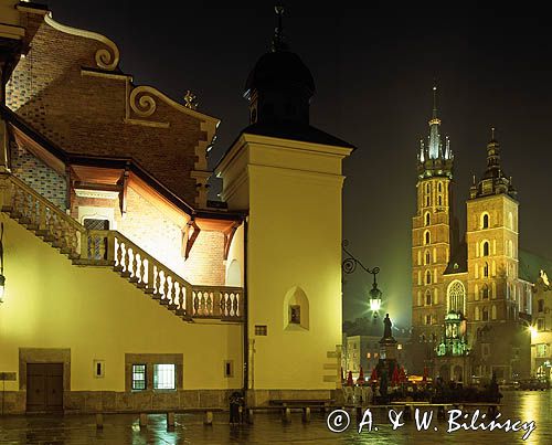 Cracow rynek nocą Sukiennice i Kościół Mariacki