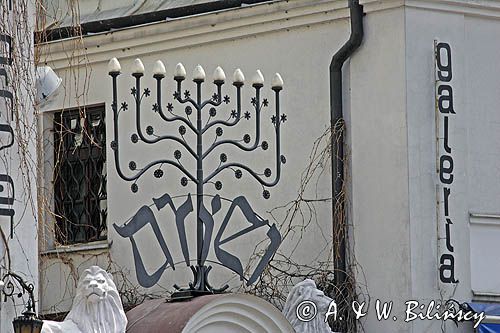 Cracow Hanukkah menorah Kraków Krakowski Kazimierz żydowskie miasto fragment ulicy Szerokiej restauracja i galeria Ariel