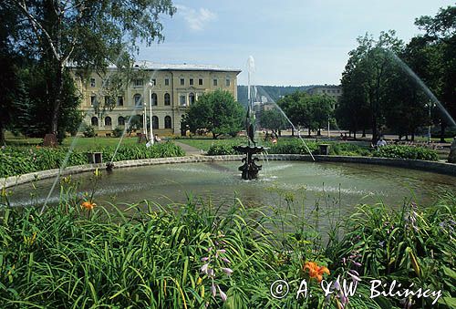 Krynica Górska dom zdrojowy i fontanna