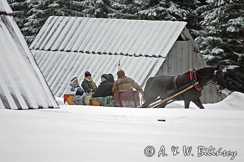 zima, kulig w Dolinie Chochołowskiej, Polana Cochołowska, szałasy pasterskie, Tatrzański Park Narodowy Murań, widok z Mur