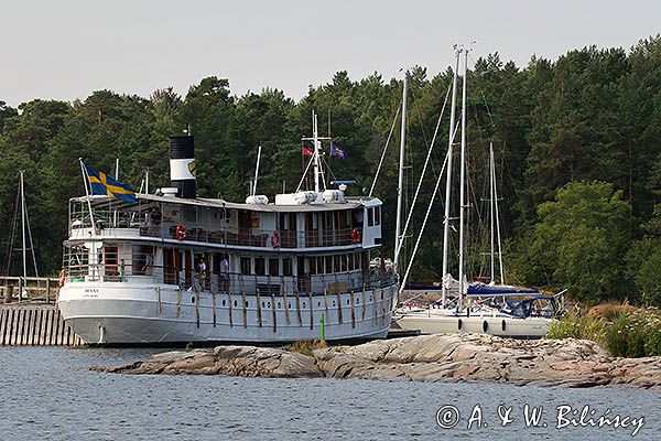 Statek turystyczny Diana na przystani koło zamku Lacko, Jezioro Vanern, Wener, Szwecja