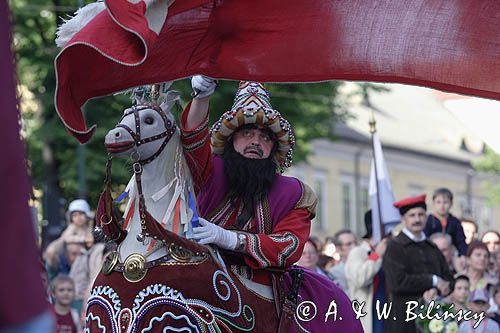 Cracow Lajkonik, taniec z flagą pod fliharmonią