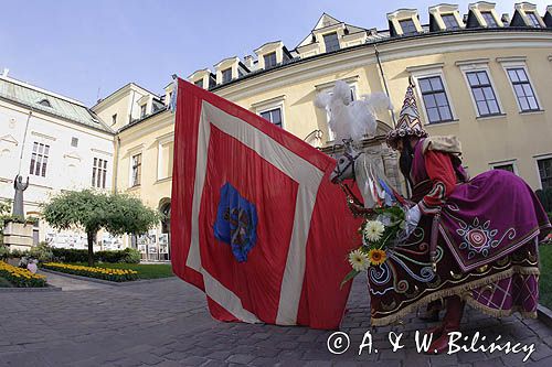 Cracow Lajkonik, pokłon z flagą przed pomnikiem Jana Pawła II na dziedzińcu pałacu biskupów