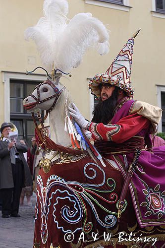 Cracow Lajkonik, taniec przed pomnikiem Jana Pawła II na dziedzińcu pałacu biskupów