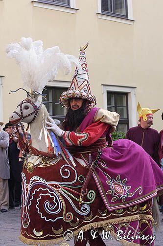 Cracow Lajkonik, taniec przed pomnikiem Jana Pawła II na dziedzińcu pałacu biskupów