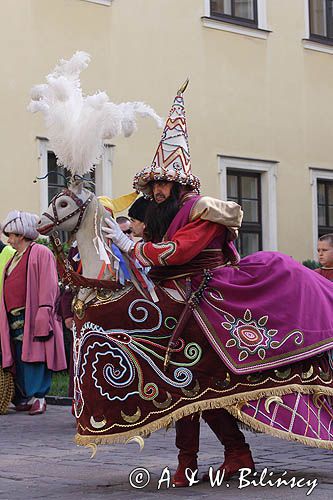 Cracow Lajkonik, taniec przed pomnikiem Jana Pawła II na dziedzińcu pałacu biskupów