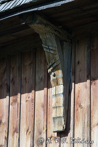 Łaszew zabytkowy kościół drewniany z I połowy XVI w, powiat Wieluń, zaczepy pod okapem