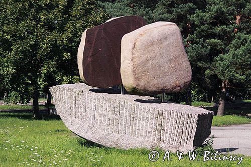 rzeźba żaglowiec w Roja, Zatoka Ryska, Łotwa a sculpture in Roja, Riga Bay, Latvia