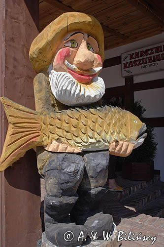 Łeba, rybak przed karczmą Kaszubianka