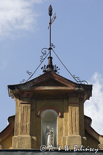 LESKO, kapliczka w zwieńczeniu kamienicy, Bieszczady