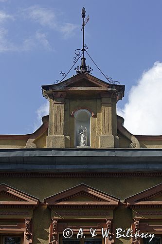 LESKO, kapliczka w zwieńczeniu kamienicy, Bieszczady