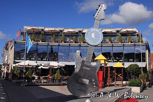 Pomnik gitary na alei gwiazd łotewskiej muzyki, Liepaja, Łotwa Guitar monument at Latvian music stars avenue, Liepaja, Latvia