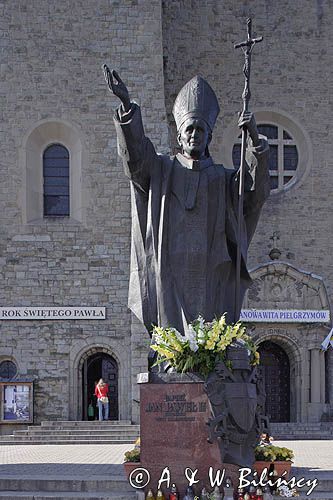 Limanowa, pomnik Papieża Jana Pawła II przed bazyliką Matki Boskiej Bolesnej