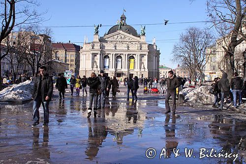 Lwów, Prospekt Swobody i Gmach Opery Lwowskiej, Ukraina