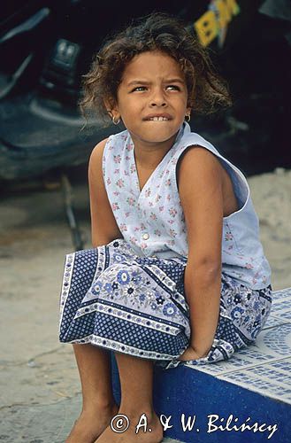 siedząca dziewczynka Małe Antyle, Karaiby, Les Saintes