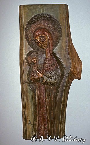 Drewniana rzeźba Matki Boskiej z Dzieciątkiem na wystawie twórców bieszczadzkich w Ustrzykach Dolnych