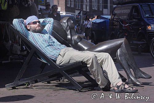 Middelburg, rzeźba użytkowa - leżaki na deptaku w centrum, Holandia