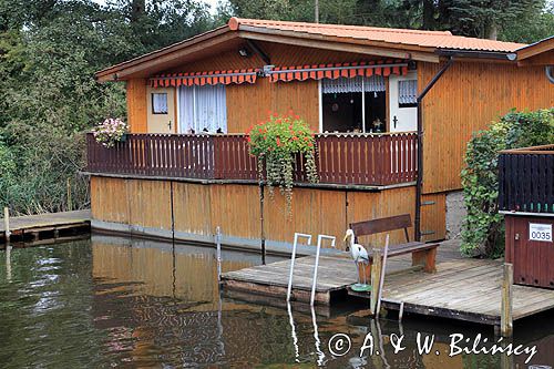 dom na wodzie w Mirow, Pojezierze Meklemburskie, Meklemburgia-Pomorze Przednie, Niemcy