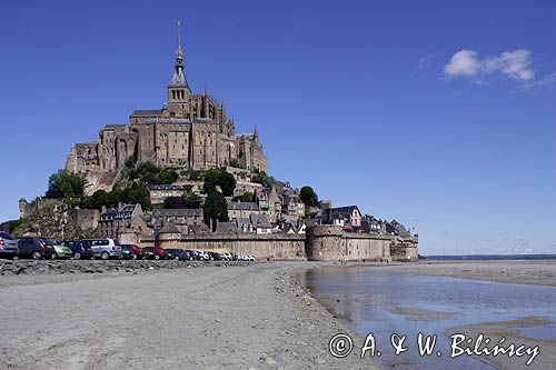 Klasztor Mont St. Michel, Normandia / Bretania, Francja, w czasie odpływu