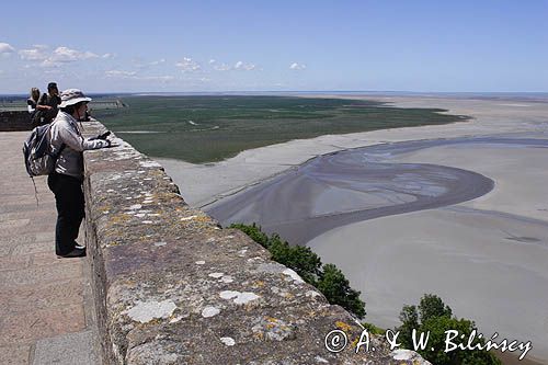 Klasztor Mont St. Michel, Normandia / Bretania, Francja, w czasie odpływu widok sprzed Katedry