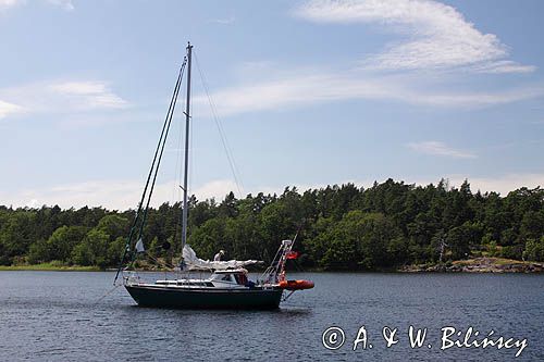 motorsailer na kotwicy przy Munko, szkiery koło Sztokholmu, Szwecja Munko, Stockholm skierries, Stockholm Archipelago, Sweden