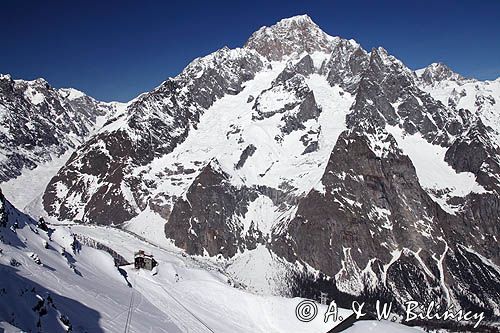 szczyt Mont Blanc, po włosku Monte Bianco, ośrodek narciarski Courmayeur, Włochy