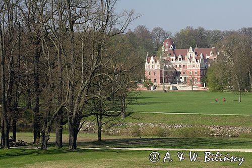 Park Mużakowski, Łęknica, lista światowego dziedzictwa UNESCO widok z parku po stonie polskiej na Nowy Zamek po stronie niemieckiej