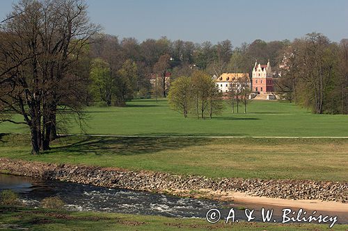 Park Mużakowski, Łęknica, lista światowego dziedzictwa UNESCO widok z parku po stonie polskiej na Nowy Zamek po stronie niemieckiej