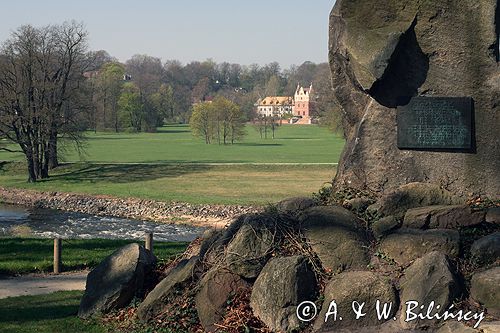 Park Mużakowski, Łęknica, lista światowego dziedzictwa UNESCO, rzeka Nysa Łużycka, widok ze strony polskiej, kamień Pucklera w parku po stronie polskiej, widok na Nowy Zamek po stronie niemieckiej