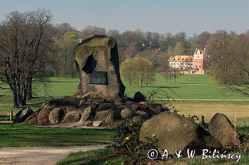 Park Mużakowski, Łęknica, lista światowego dziedzictwa UNESCO, rzeka Nysa Łużycka, widok ze strony polskiej, kamień Pucklera w parku po stronie polskiej, widok na Nowy Zamek po stronie niemieckiej