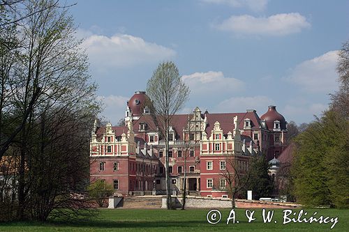 Park Mużakowski, Łęknica, lista światowego dziedzictwa UNESCO widok z parku po stonie polskiej na Nowy Zamek po stronie niemieckiej