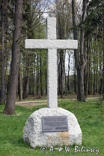 Park Mużakowski, Łęknica, lista światowego dziedzictwa UNESCO krzyż na tarasie Mauzoleum, strona polska