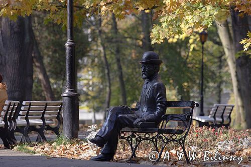 Nałęczów pomnik - Bolesław Prus na ławeczce w Parku Zdrojowym