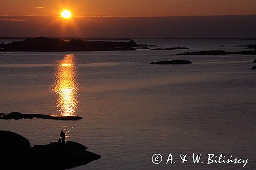 zachód słońca w archipelagu Norrpada, szkiery koło Sztokholmu, Szwecja
