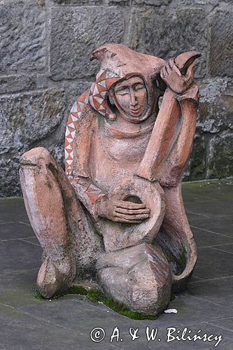 Nowy Wiśnicz, figura błazna grającego na lutni na dziedzińcu zamku, Pogórze Wiśnickie