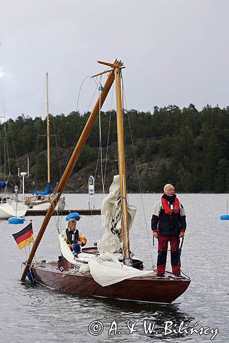 jacht ze złamanym masztem port jachtowy - marina w Nynashamn, Szkiery Szwedzkie, Archipelag Sztokholmski, Szwecja