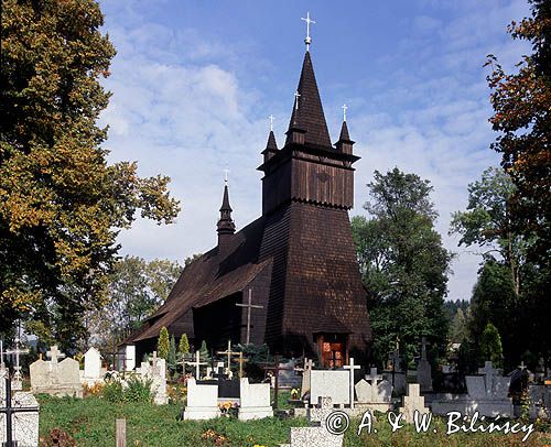Orawka, zabytkowy kościół z 1650 roku, Polska Kościół pw. Jana Chrzciciela - wybudowany w połowie XVII w. Jest to kościół jednonawowy, konstrukcji zrębowej, cały pokryty gontami, z charakterystyczna wieżą. Wewnątrz pokryty bardzo cenną polichr