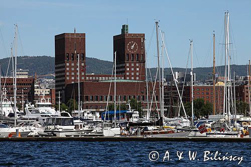 Aker Brygge Marina i budynek Ratusza, Oslo, Południowa Norwegia