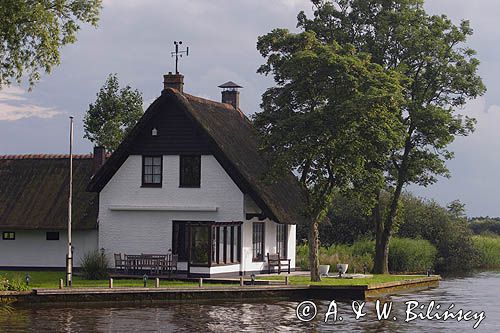 dom na polderze nad kanałem, okolice Oudewegstervaart, Holandia