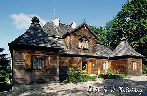 Ożarów koło Wielunia, zabytkowy dwór drewniany, Muzeum wnętrz dworskich