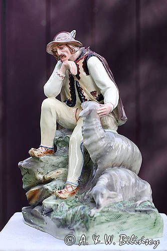 Figurka fajansowa malowana szkliwiona ręcznie robiona, okres międzywojenny, 1922 r, Góral z owieczkami, Pacyków