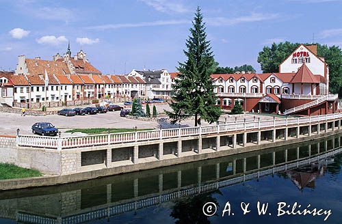 Pisz, hotel i kamienice