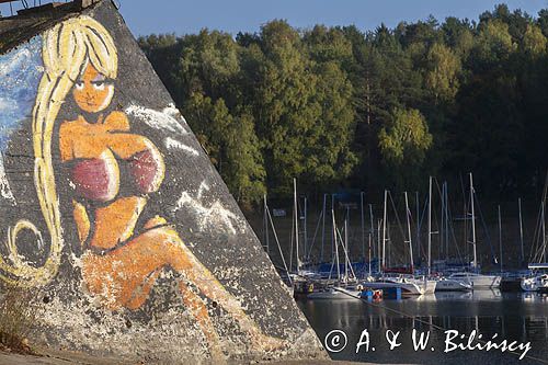 Zalew Soliński, Polańczyk, przystań Zjawa - mural i w tle Wyspa Energetyków, Bieszczady