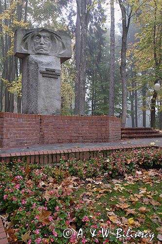 Polanica Zdrój, pomnik Adama Mickiewicza w parku zdrojowym