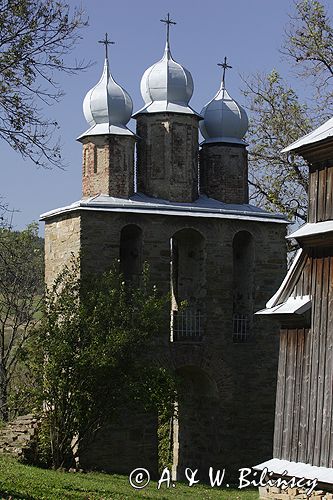 Radoszyce, dzwonnica przy zabytkowej cerkwi drewnianej z 1868r, Bieszczady,