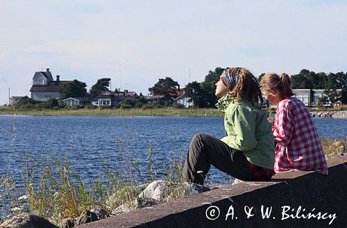 dziewczyny na falochronie, port Revsudden, rejon Kalmarski, Smaland, Szwecja