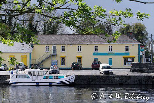 postój przy kamiennym moście w Roosky, rzeka Shannon, rejon Górnej Shannon, Irlandia
