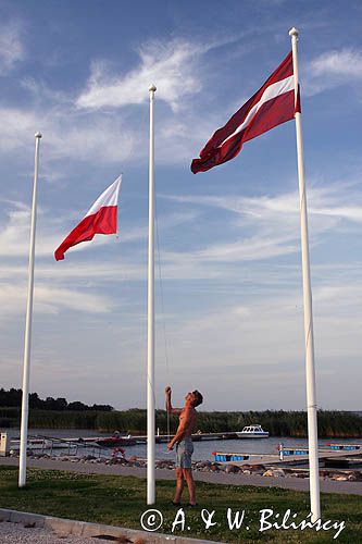 podnoszenie polskiej flagi przez bosmana portu, port jachtowy Ringsu, wyspa Ruhnu, Estonia Ringsu harbour, Ruhnu Island, Estonia