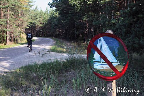 znak drogowy, zakaz poruszania się jachtami po drogach, wyspa Ruhnu, Estonia Ruhnu Island, Estonia