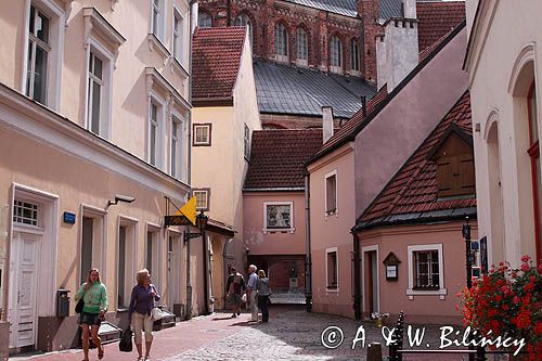 Ryga, zaułek na Starym Mieście na tyłach kościoła św. Jana, Łotwa